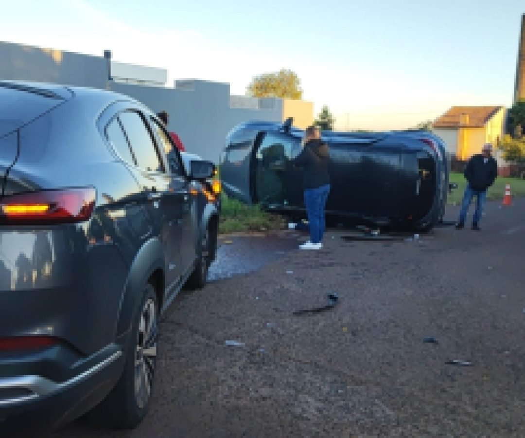 Captur capota após colisão com Fastback no Pioneiros Catarineses