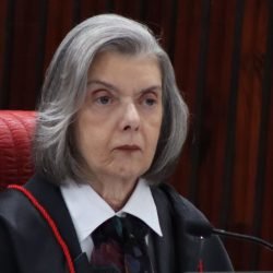 Cármen Lúcia critica falta de espaços de poder para mulheres