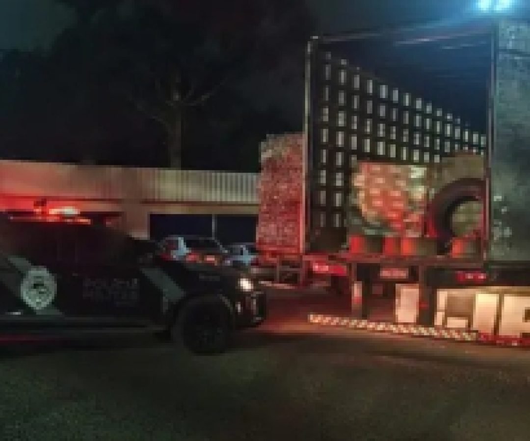 Carreta com 3,6 mil garrafas de vinho é apreendida em Santo Antônio do Sudoeste