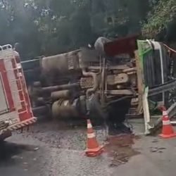 Carreta frigorífica tomba na BR-277, em Nova Laranjeiras; motorista fica gravemente ferido