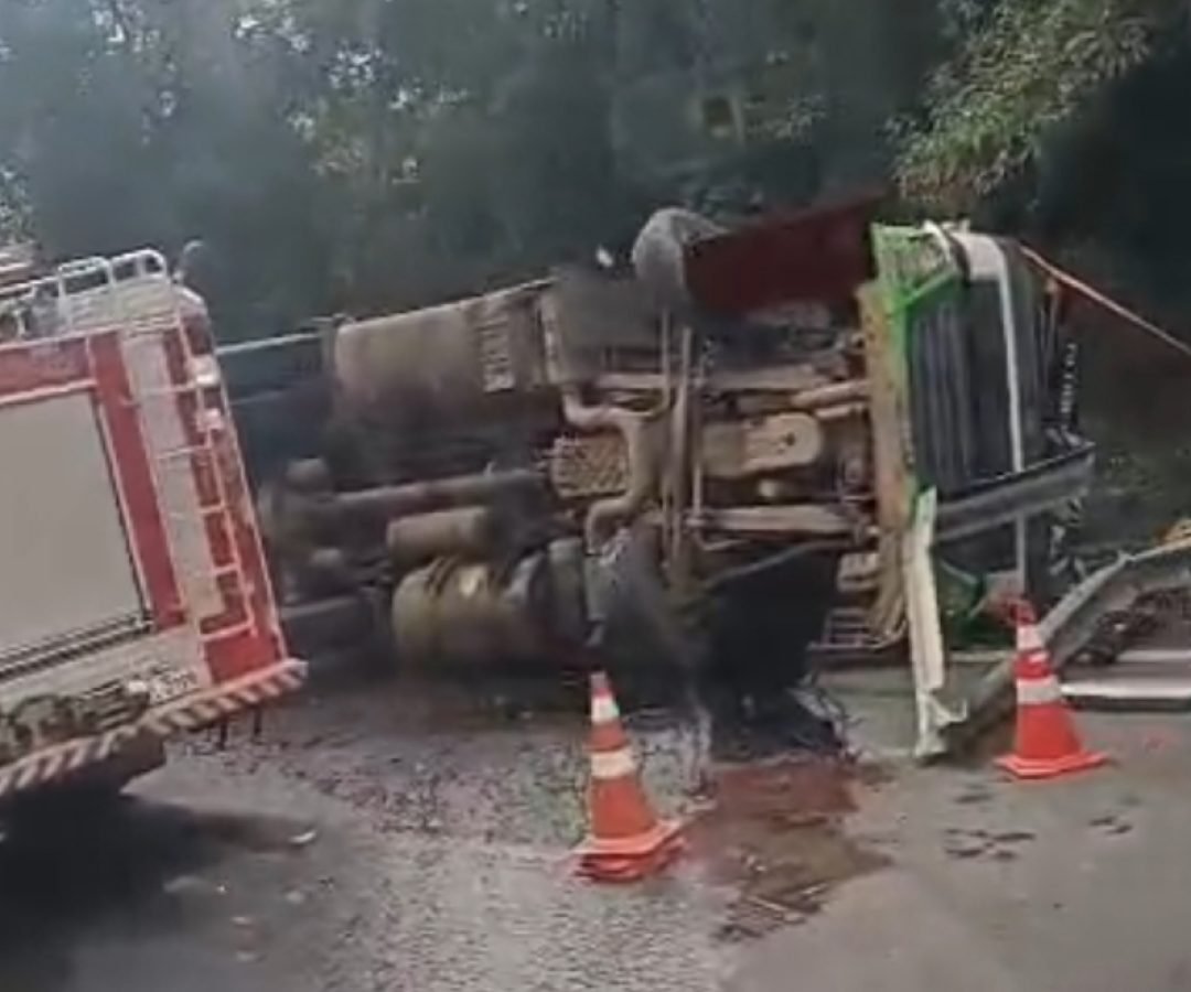 Carreta frigorífica tomba na BR-277, em Nova Laranjeiras; motorista fica gravemente ferido