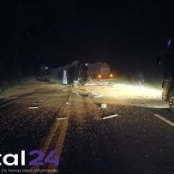 Carreta tomba e bloqueia os dois sentidos da BR-158 entre Coronel Vivida e Pato Branco