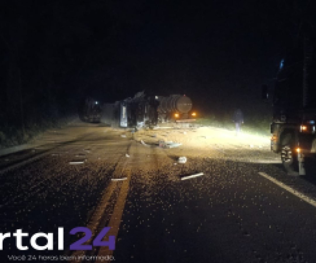 Carreta tomba e bloqueia os dois sentidos da BR-158 entre Coronel Vivida e Pato Branco