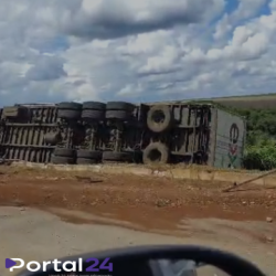 Carreta tomba na BR-163 entre Santa Maria e Cascavel e mobiliza equipes de atendimento