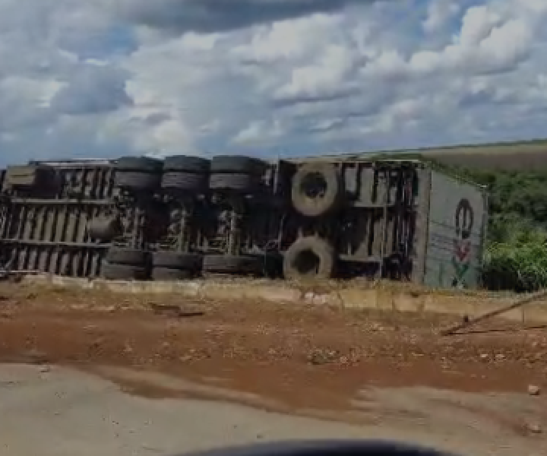 Carreta tomba na BR-163 entre Santa Maria e Cascavel e mobiliza equipes de atendimento