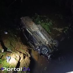 Carro cai no Rio do Oeste após acidente na PR-180 em Cascavel