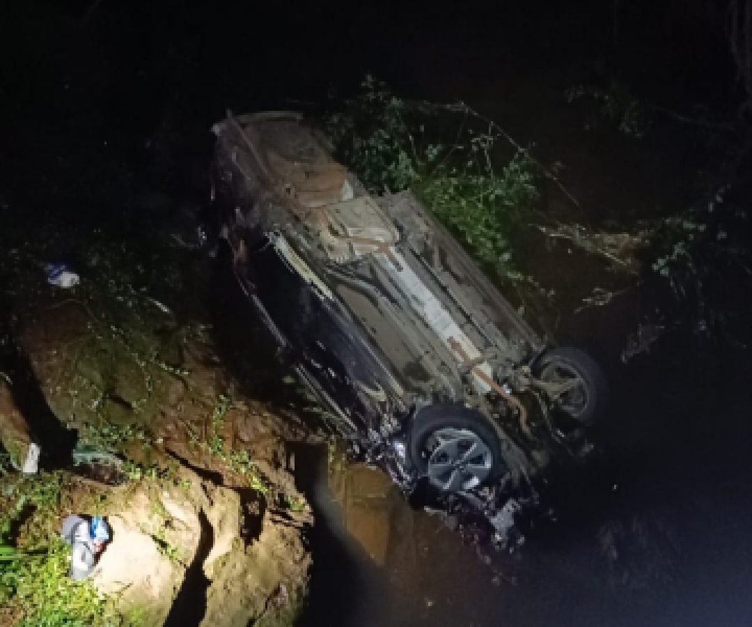 Carro cai no Rio do Oeste após acidente na PR-180 em Cascavel