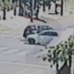Carro capota em acidente na rua Europa em Cascavel