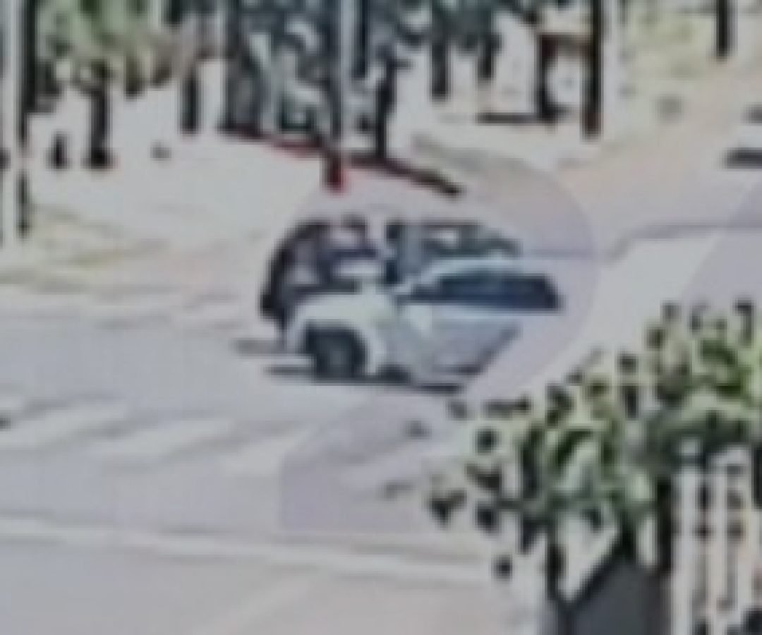 Carro capota em acidente na rua Europa em Cascavel