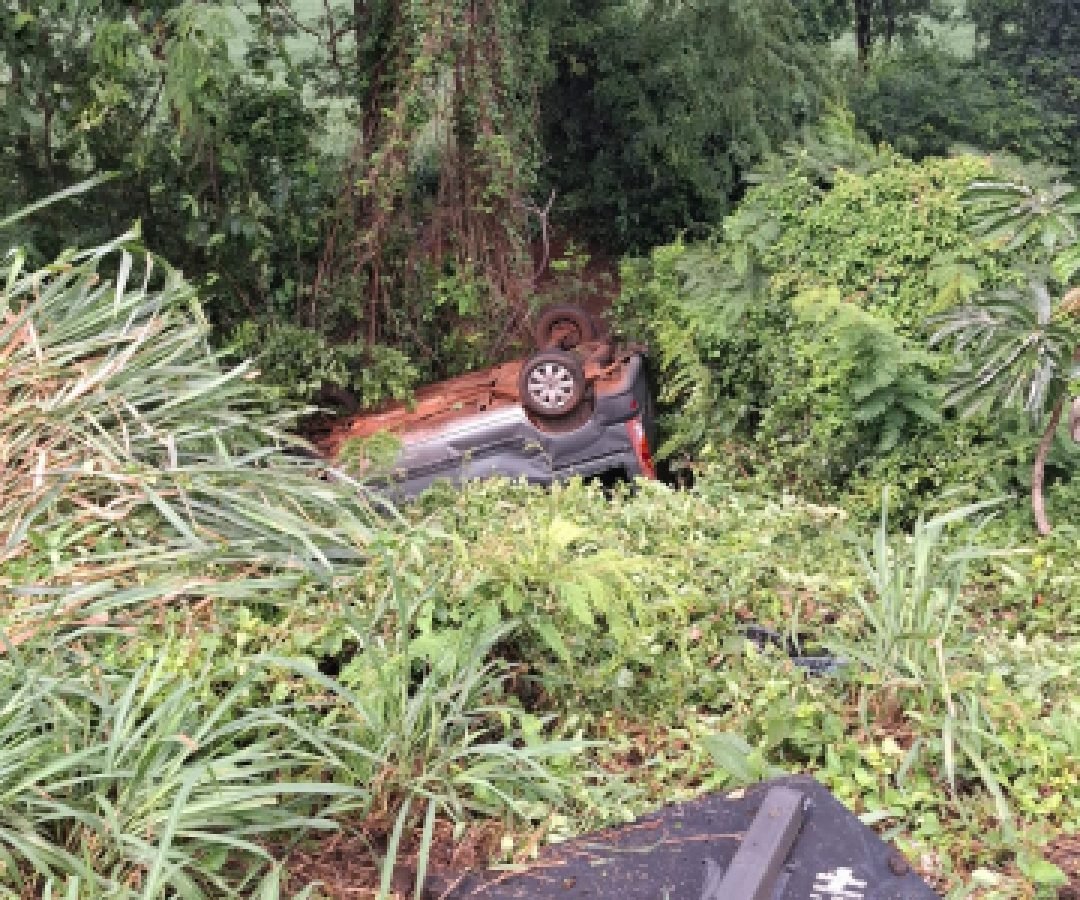 Carro capota na PRC-467 em Marechal Cândido Rondon e deixa três feridos