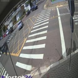 Carro de luxo roda após forte colisão em cruzamento movimentado de Cascavel