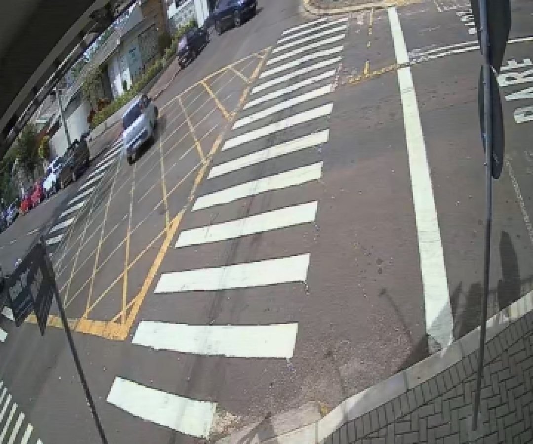 Carro de luxo roda após forte colisão em cruzamento movimentado de Cascavel