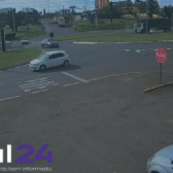Carro é atingido por caminhão no Trevo da Portal, na BR-277, em Cascavel