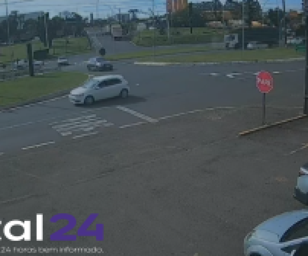 Carro é atingido por caminhão no Trevo da Portal, na BR-277, em Cascavel