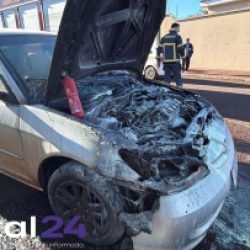 Carro é destruído por incêndio e mobiliza bombeiros em Cascavel