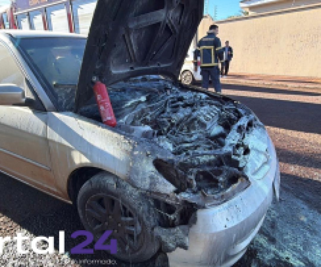Carro é destruído por incêndio e mobiliza bombeiros em Cascavel