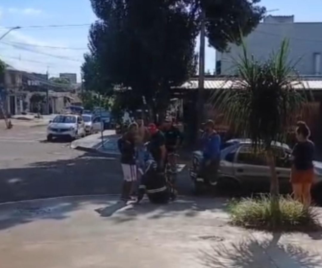 Carro e moto batem no Santo Onofre