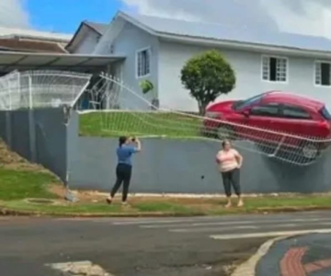 Carro fica pendurado e quase cai de muro no bairro Novo Horizonte, em Pato Branco