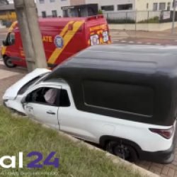 Carro fica prensado após colisão com moto no bairro Brasmadeira, em Cascavel