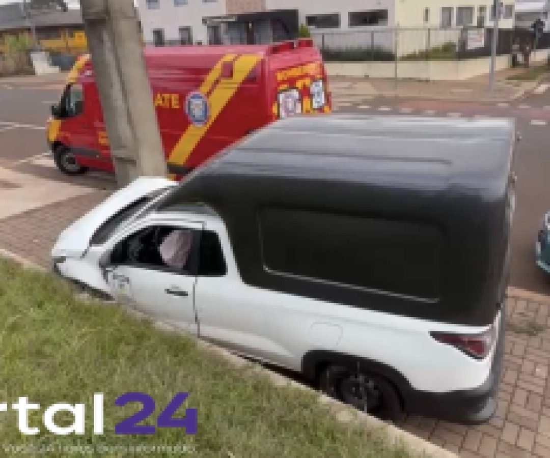 Carro fica prensado após colisão com moto no bairro Brasmadeira, em Cascavel
