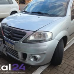 Carro invade loja após motorista perder controle em manobra