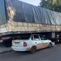 Carro para embaixo de caminhão no Periolo