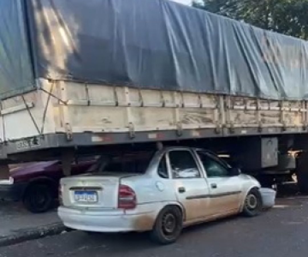 Carro para embaixo de caminhão no Periolo