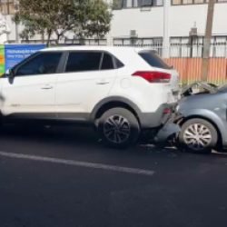 Carros batem na rua Rio Grande do Sul