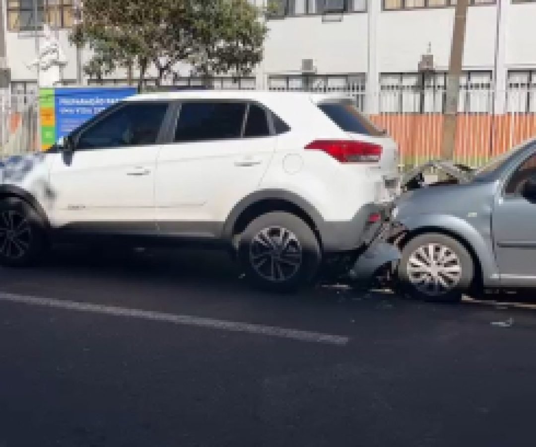 Carros batem na rua Rio Grande do Sul