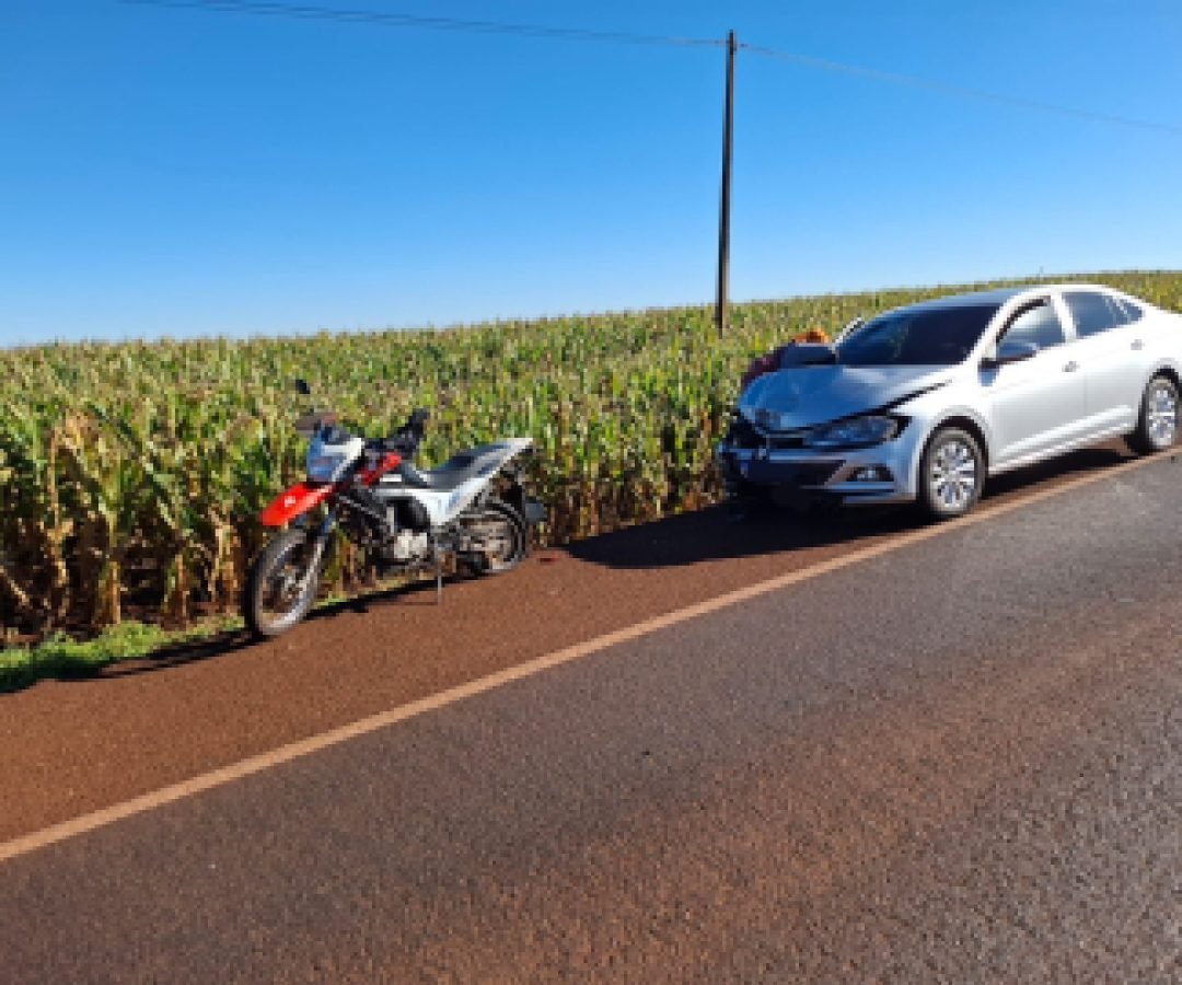 Casal fica ferido após motocicleta atingir carro na PR-239
