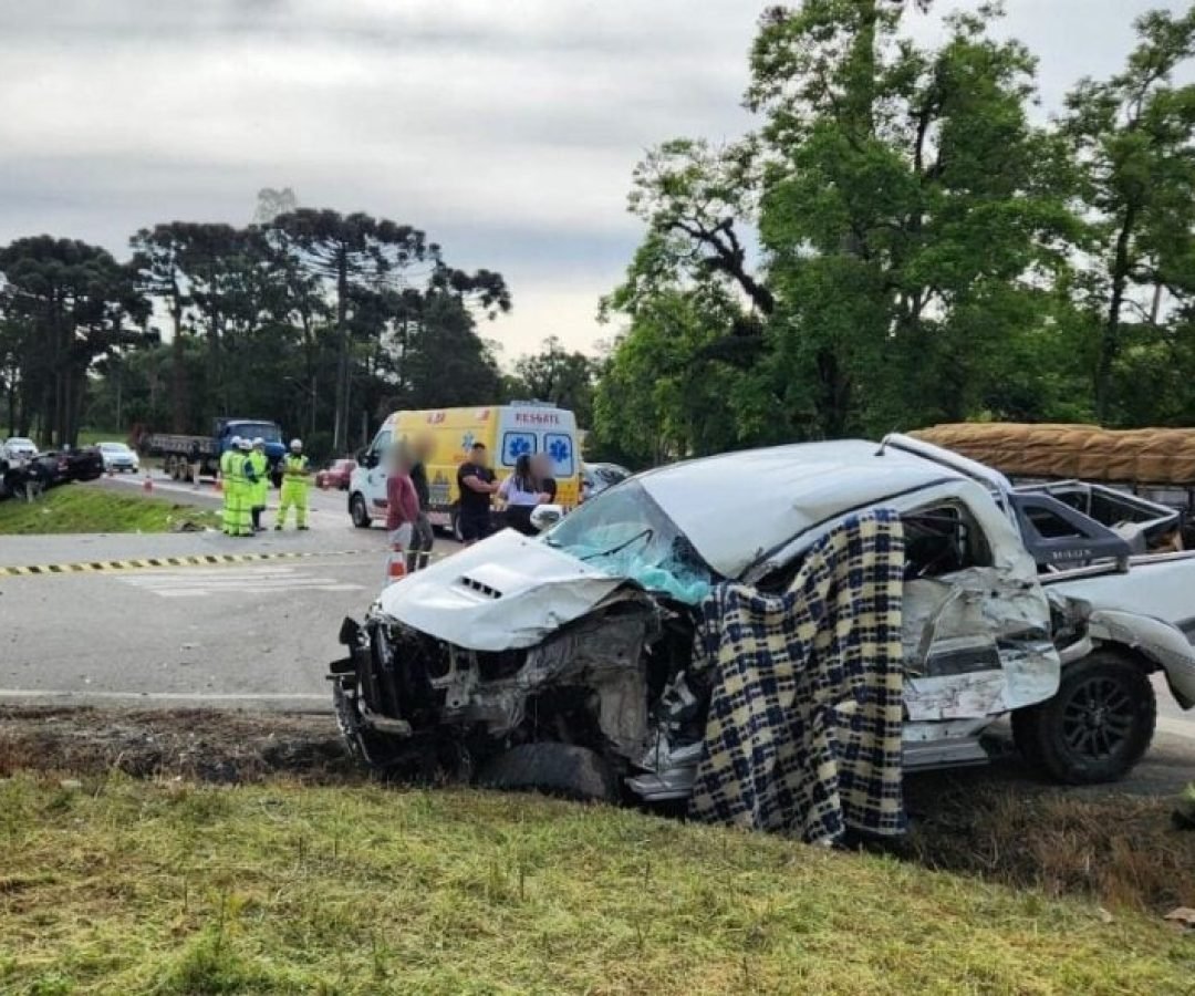 Colisão frontal entre caminhonete e caminhão mata casal e deixa bebê em estado grave na Rodovia do Xisto