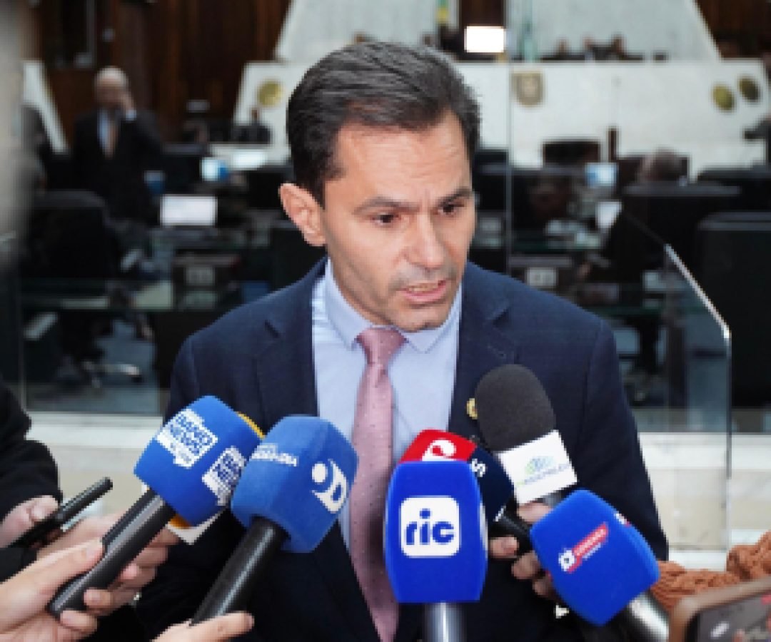 CCJ confirma decisão do Conselho de Ética e aprova parecer pela cassação do deputado Renato Freitas