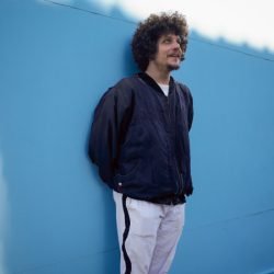 Turnê do novo álbum de Chico Chico chega ao Guairinha no fim de janeiro