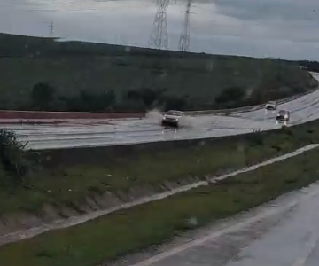 Chuva forte causa alagamento na BR-163 no Contorno Oeste de Cascavel