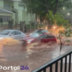 Chuva forte quase arrasta moto e carro em cruzamento da Avenida Guaiapó, em Maringá