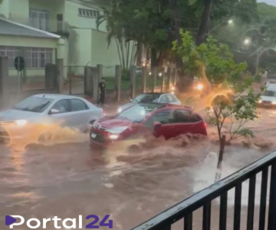 Chuva forte quase arrasta moto e carro em cruzamento da Avenida Guaiapó, em Maringá