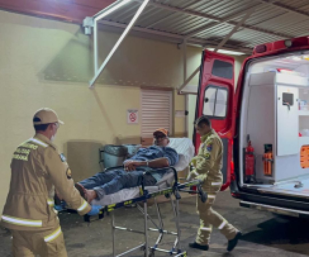 Ciclista fica ferido ao sofrer queda após ser atingido por moto