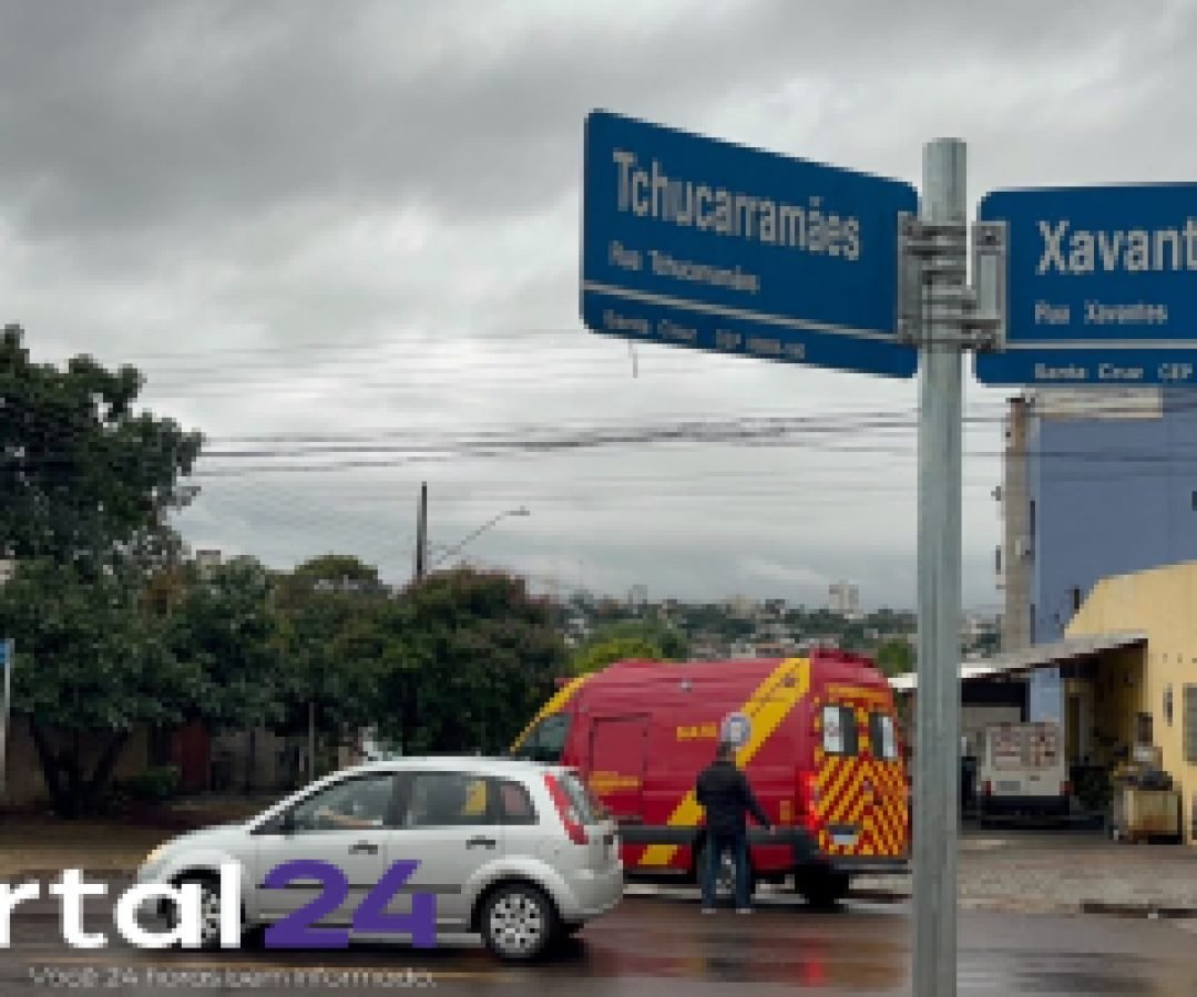 Ciclista fica ferido após colisão com porta de carro no bairro Santa Cruz, em Cascavel