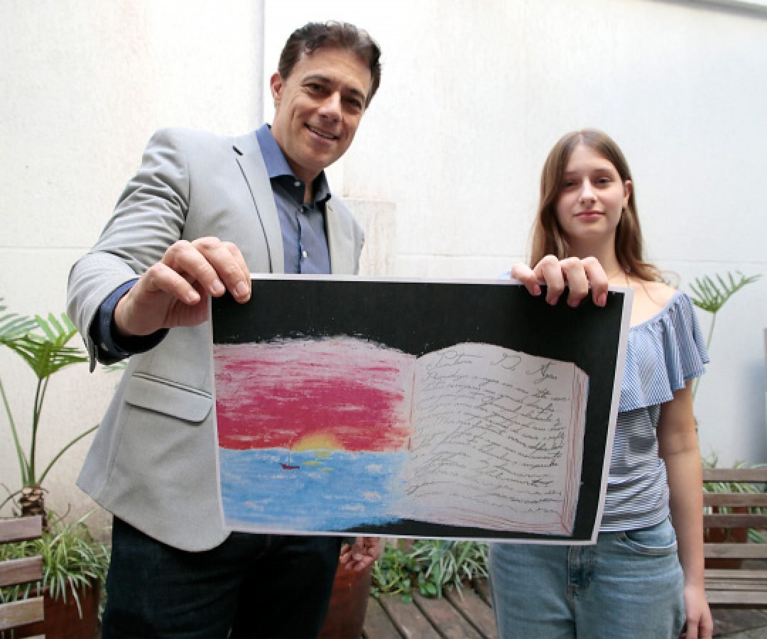 Aluna e diretor do Centro Juvenil de Artes Plásticas são destaque em concurso internacional
