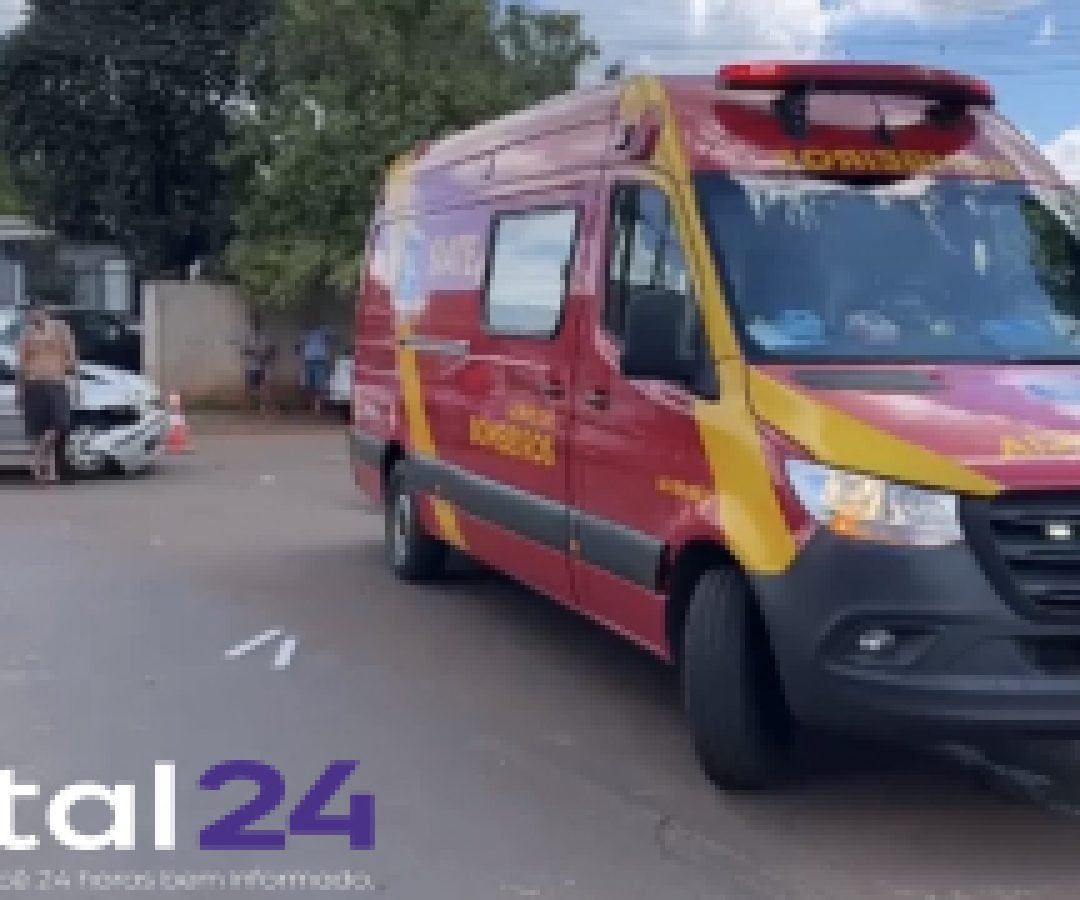 Colisão entre carro e moto deixa dois feridos no Bairro Interlagos
