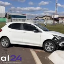 Colisão entre carro e moto é registrada no Trevo Guarujá em Cascavel