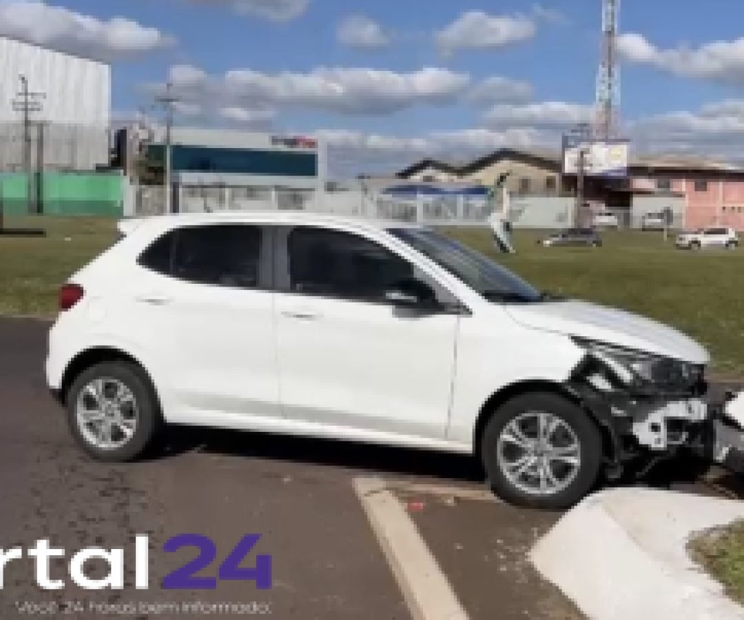 Colisão entre carro e moto é registrada no Trevo Guarujá em Cascavel