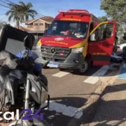 Colisão entre carro e moto elétrica deixa homem ferido em cruzamento urbano