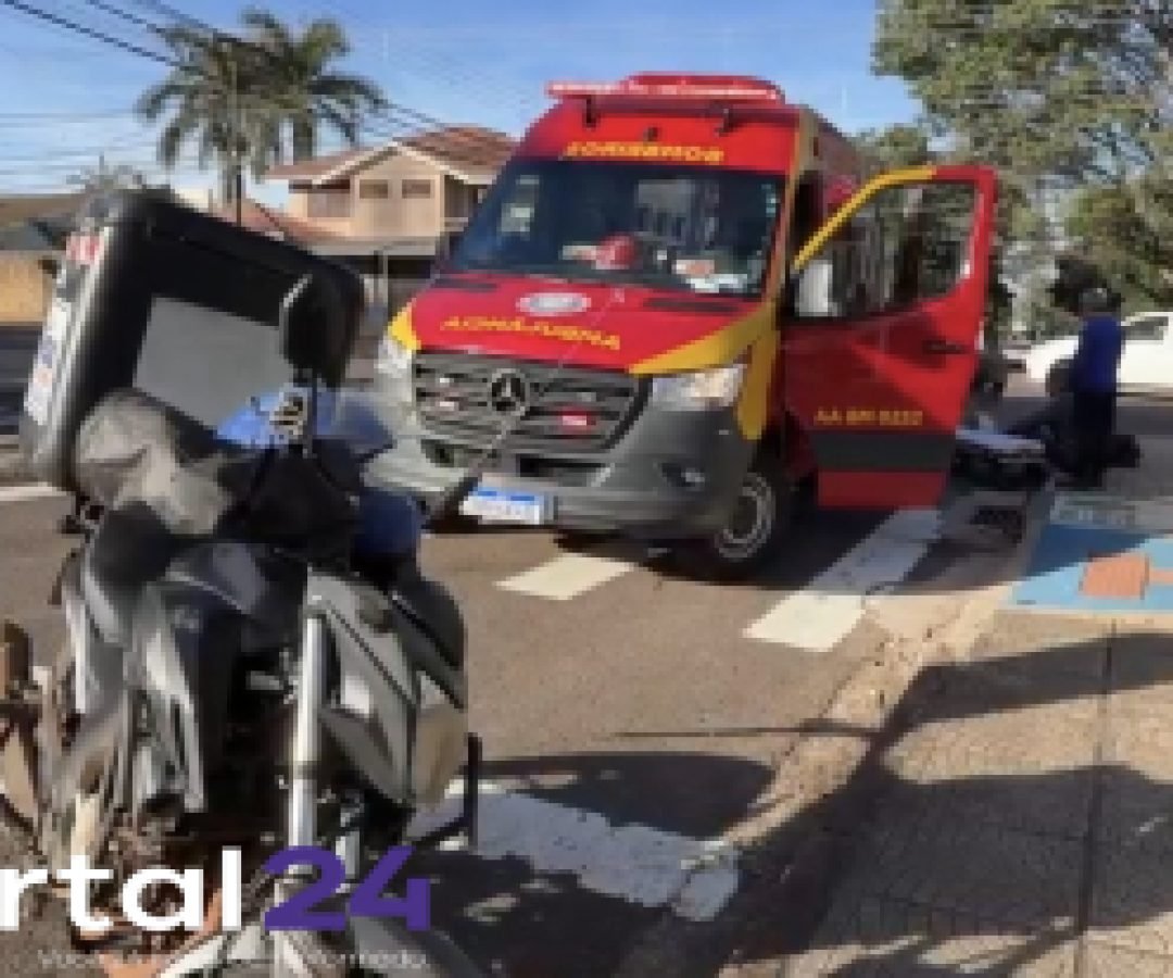 Colisão entre carro e moto elétrica deixa homem ferido em cruzamento urbano