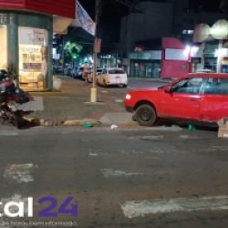 Colisão entre carro e motocicleta deixa pessoa ferida no Centro