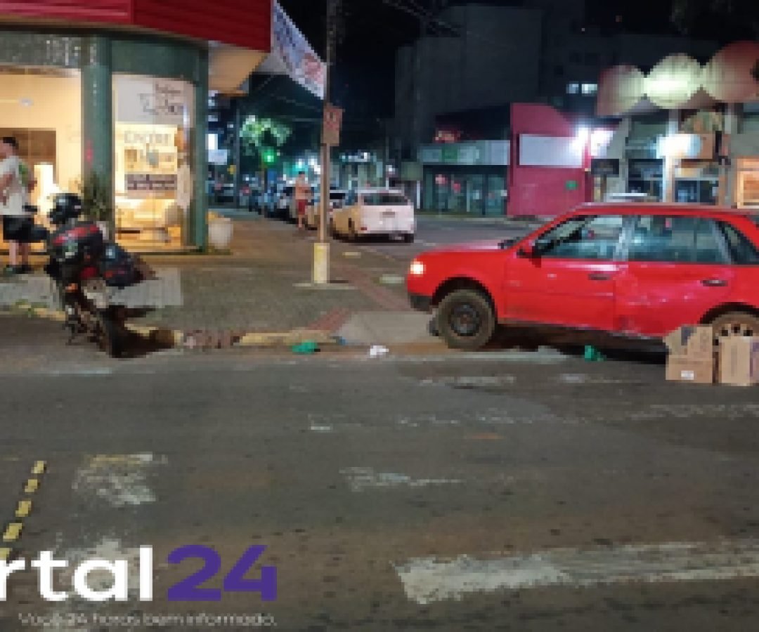 Colisão entre carro e motocicleta deixa pessoa ferida no Centro