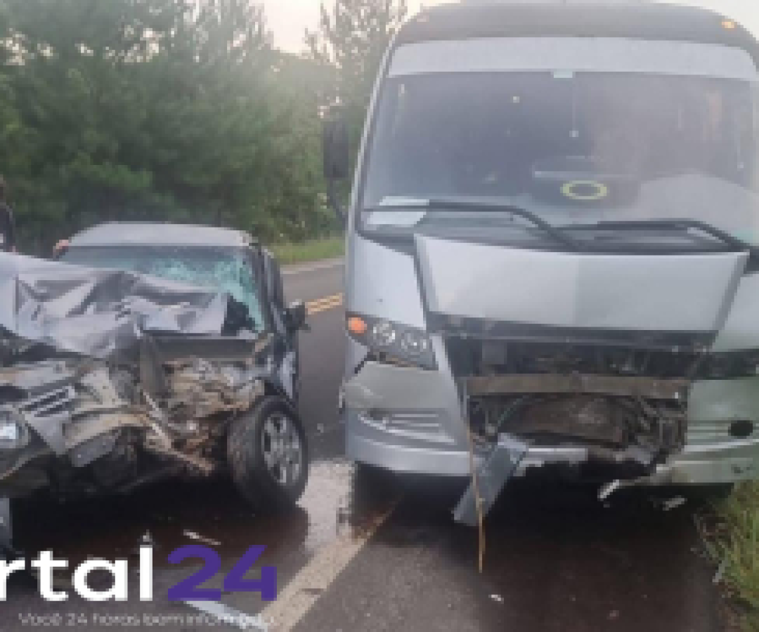 Colisão entre carro e ônibus deixa jovem gravemente ferido na BR-153