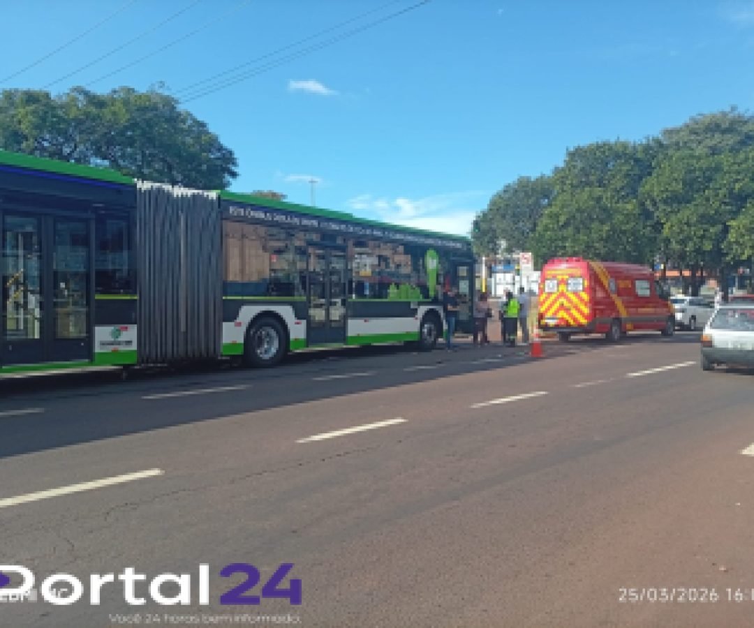 Colisão entre carro e ônibus é registrada no centro de Cascavel