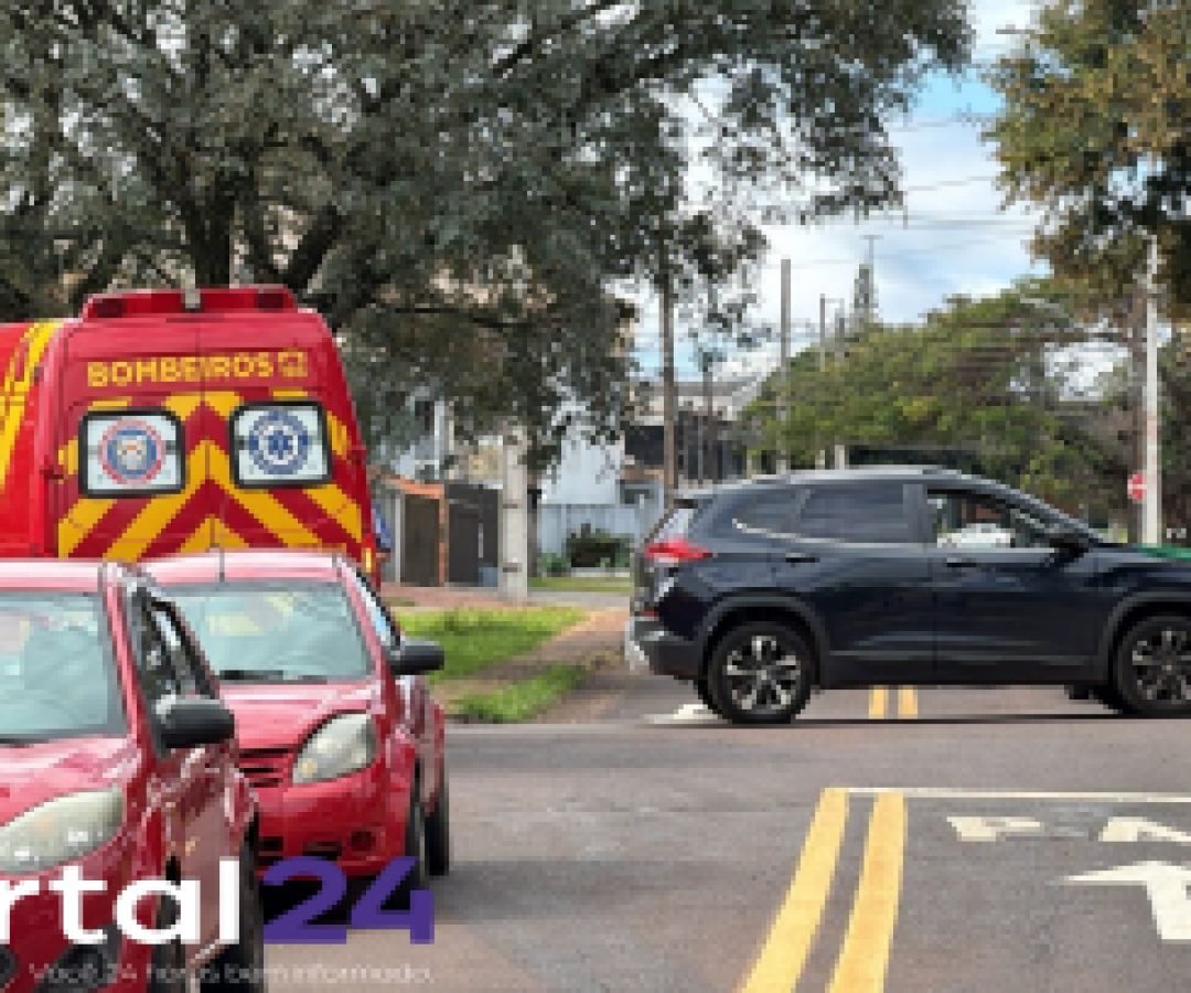 Colisão entre carros deixa motorista ferida em cruzamento de Cascavel