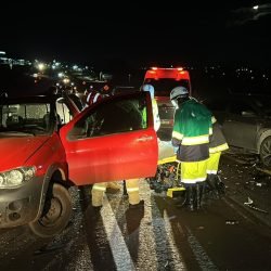 Colisão entre dois veículos deixa motoristas feridos na BR-277, em Cascavel